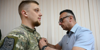 Глава Гусь-Хрустального округа Алексей Кабенкин вручил медаль «За храбрость» участнику СВО - Gus-info.Ru