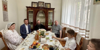 Губернатор Евгений Солнцев навестил семью клирика Бузулукской епархии иерея Алексия Анисимова - Бузулукская Епархия