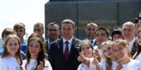 Дмитрий Демешин поздравил с Днём города и наградил лучших комсомольчан - Тихоокеанская звезда