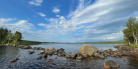 большие камни в середине водоема - ИА Nord-News.Ru