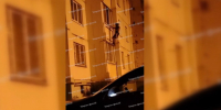 Мужчина с ребёнком на руках пытался спуститься с балкона многоэтажки в Воронеже - МОЁ! Online