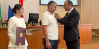 Сегодня на деловом понедельнике глава Тукаевского района Камиль Назмиев вручил награды. - Тукаевский район