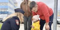 Сотрудники полиции приняли участие во Всероссийской акции «Российский триколор» - Чусовской городской округ