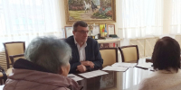 На фото: Александр Архирейский в качестве первого заместителя главы администрации Абдулинского муниципального округа по оперативному управлению участвует в приеме граждан. Источник: ТГ-канал администрации округа - Ural56.Ru