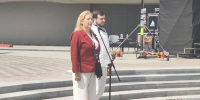 Первая жена Алексея Балабанова Ирина Балабанова и его старший сын Федор Балабанов на открытии памятника режиссеру в Екатеринбурге(2026)|Фото: Накануне.RU - Накануне.Ru