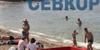 Пляж парка Победы в День открытия официального купального сезона в Севастополе - SevKor.Ru