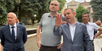 Евгений Солнцев проверил ход реконструкции сквера в Бугуруслане - Газета Оренбуржье