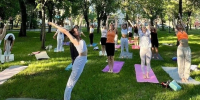 В Оренбурге отметили Международный день йоги массовым занятием на свежем воздухе - Комитет по физкультуре и спорту