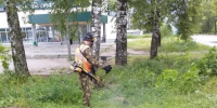 МБУ «Приволжское МПО ЖКХ» ведёт окос травы на общественных территориях города Приволжска.. - Администрация Приволжского района