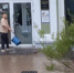 Омские судебные приставы задержали вандала, разбившего стеклянную дверь на Любинском проспекте - Вечерний Омск