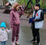 Активисты «Молодой гвардии» помогают горожанам внести свои предложения в «Народную программу». Фото: Ю.ФАРХЕТДИНОВА. - Красное Знамя
