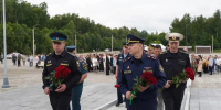 Главный судебный пристав Псковской области Сергей Колесников вместе с сотрудниками возложил цветы к новому мемориалу защитникам Отечества - УФССП