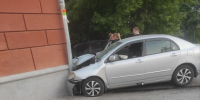 Легковушка влетела в угол жилого дома на проспекте Дзержинского в Новосибирске - Сиб.фм