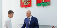 В Липецкой области губернатор региона вручил паспорт сыну росгвардейца - Росгвардия