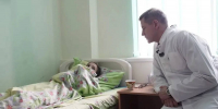 Ковальчук навестил пострадавших детей в больнице после атаки на автобус - БрянскToday.Ru