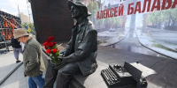 В Екатеринбурге появился первый в России памятник Алексею Балабанову! - Cвердловский краеведческий музей