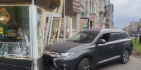 В Петербурге пожилой водитель с признаками опьянения влетел в кофейный киоск и попытался сбежать - Neva.Today