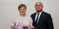 Игорь Гришунин вручает награды Законодательного Собрания, фото Александры Федотовой - Законодательное собрание
