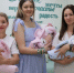 Счастливая мама с детьми / Фото: Алтайский краевой перинатальный центр "ДАР" - ИА Амител