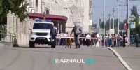 Эвакуация посетителей краевого суда / Фото: Barnaul 22 - ИА Амител
