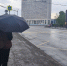 девушка с зонтом на остановке - ИА Nord-News.Ru