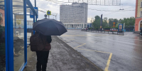 девушка с зонтом на остановке - ИА Nord-News.Ru