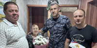 Росгвардейцы поздравили с 95-летием вдову погибшего при исполнении коллеги - Kirov.Online
