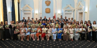 Виталий Хоценко наградил лучших медиков региона - 12 канал