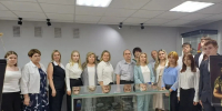 Ершовские волонтёры - десятиклассники провели экскурсию по музею СВО для членов межведомственной комиссии - Известия Саратов