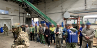 Мошенник и наркоторговец: на видео попало задержание 157 нелегалов в Самарской области - Самарская Газета