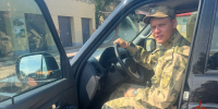 Военнослужащий омской воинской части Росгвардии потушил загоревшийся на дороге гражданский автомобиль - Росгвардия