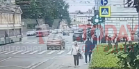 ДТП на Боткинской улице попало на камеру: машина резко свернула на тротуар к молодым петербуржцам - Neva.Today