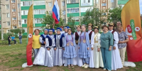 В День России на улице Гафиатуллина в Кукморе устроили праздник с флагами и песнями - Кукморский район