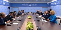 Путин с юмором прокомментировал сбой перевода на переговорах с Камбоджей - Spbdnevnik.ru