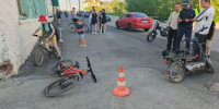В воркутинском дворе два ребенка на велосипедах не поделили тротуар - ИА Комиинформ