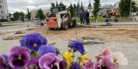 Цветы высаживают на возрожденной клумбе возле ПсковГУ - Pln-Pskov.Ru