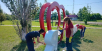 Утро сотрудников администрации началось с субботника в Парке Победы. - Юргамышский муниципальный округ