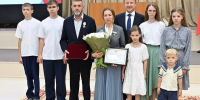 Семья бийчан, воспитывающих девятерых детей, удостоена государственной награды - Газета Бийский рабочий