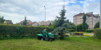 Траву в Великом Новгороде косят новой техникой - 53news.Ru