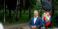 Директор Центра развития Евгений Андриенко и активисты проекта «Город героев» возложили цветы к памятнику партизанам Подмосковья, фото - Мой район