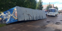 В Игре автобус врезался в остановку, обломки которой упали на девушку - Сусанин