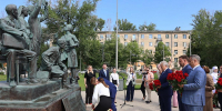 В Самаре возложили цветы к памятнику медицинским работникам - Волга Ньюс