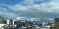На Московском выстроилась пробка из-за аварии с электробусом | Источник: читатель 76.RU - 76.Ru