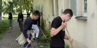 Пятничная уборка в парке Металлургов: студенты привели его в порядок - ИА Наш Брянск.ru
