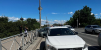 В Пскове на Рижском проспекте «Рено» угодил в забор после перестроения «Вольво» ФОТО - Pln-Pskov.Ru