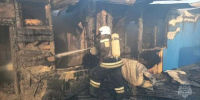 В Калачинском районе на пожаре погиб человек: огнём уничтожены дом, гараж и автомобиль - Om1.Ru