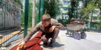 Глава Астрахани проинспектировал ход обустройства мини-футбольного поля - Bloknot-Astrakhan.Ru