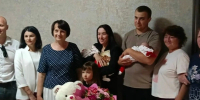 Молодой семье из Белгородского округа вручили двухместную коляску и подарки для малышей - Сетевое издание Знамя 31