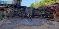Вагоны рухнули с моста на улицу после столкновения грузовых поездов в Мюнхене - ИА Общественная служба новостей