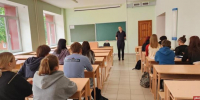 Великолукским школьникам и студентам напомнили о безопасности при управлении веломототранспортом - Pln-Pskov.Ru